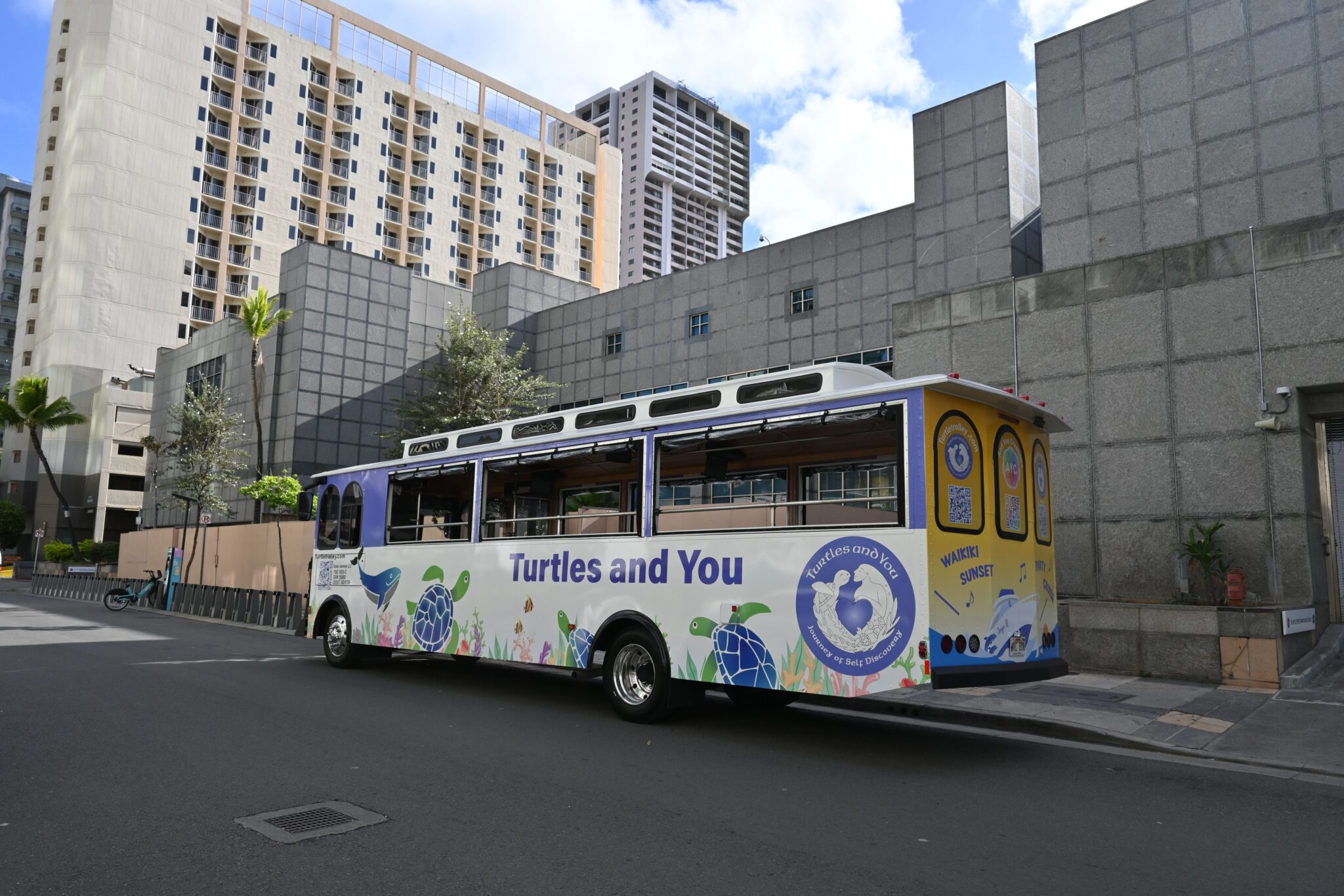 Read more about the article Trolley in Waikiki: The Turtle Trolley 🐢